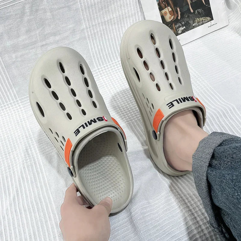 2024 Designer Men Summer Sandals Clogs Home Platform Garden Slippers Casual Slides Soft Sole Light Beach Crock Slipper